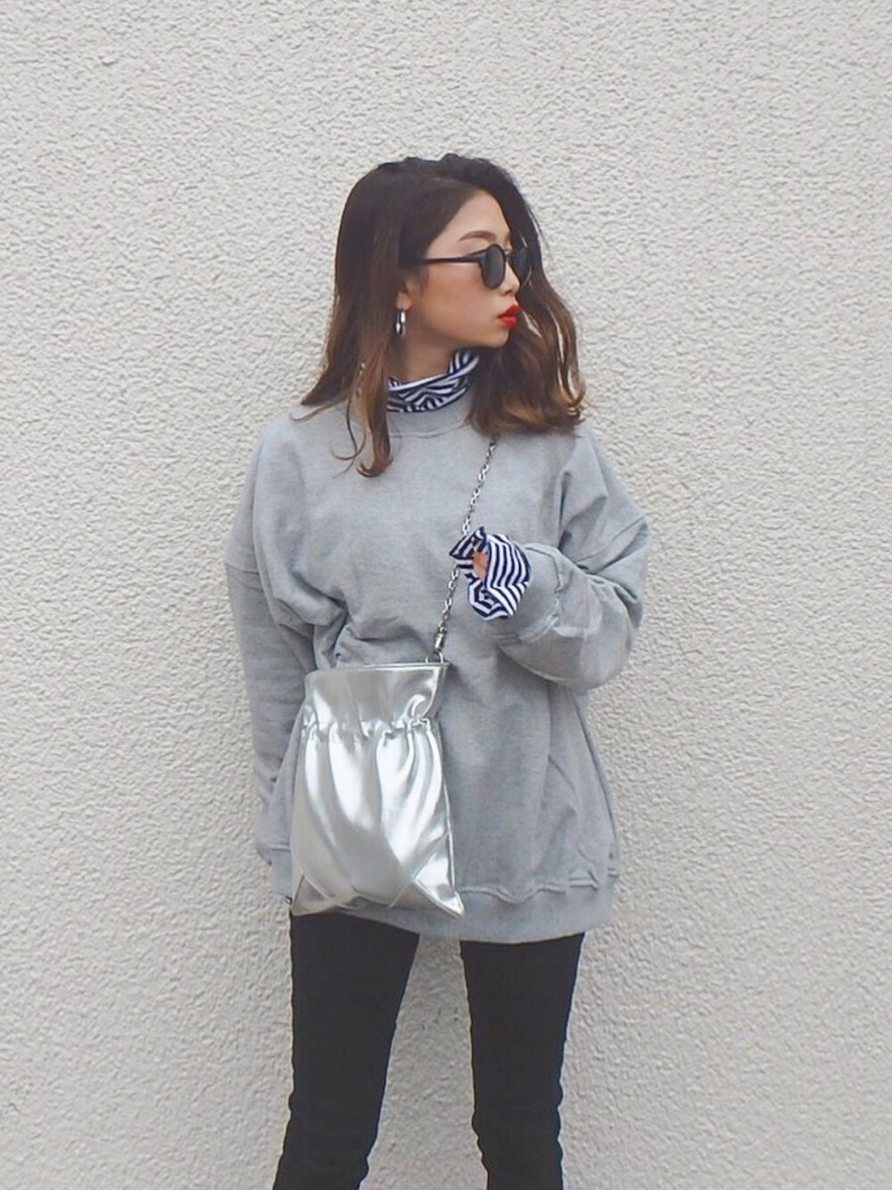 「シンプル、ブラック、モノトーン、ハイネック、スウェット、シルバーバッグ、黒スキニー、カジュアル」｜「Fluggeのeach loose sweat tops（スウェット、グレー系）」を使った、yuikoさん（レディース・158cm）の冬コーディネートの1枚目の写真