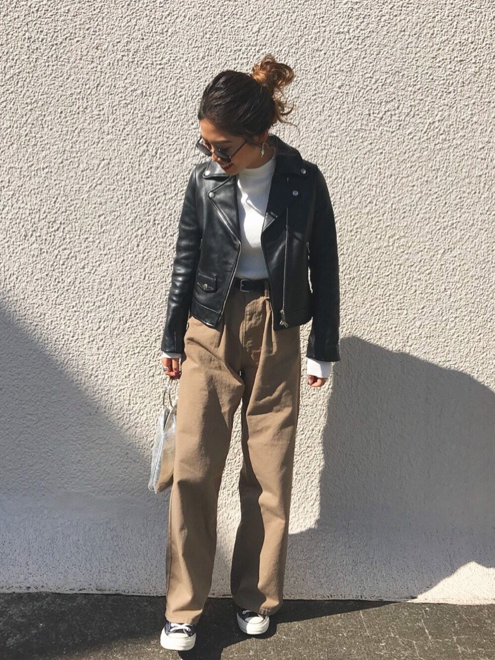 「オトナカジュアル、シンプル、スニーカー、春コーデ、ワイドパンツ、ライダース、チノパン、コンバース」｜「FluggeのHW apricot CHINO（チノパンツ、ベージュ系）」を使った、yuikoさん（レディース・158cm）の春コーディネートの1枚目の写真