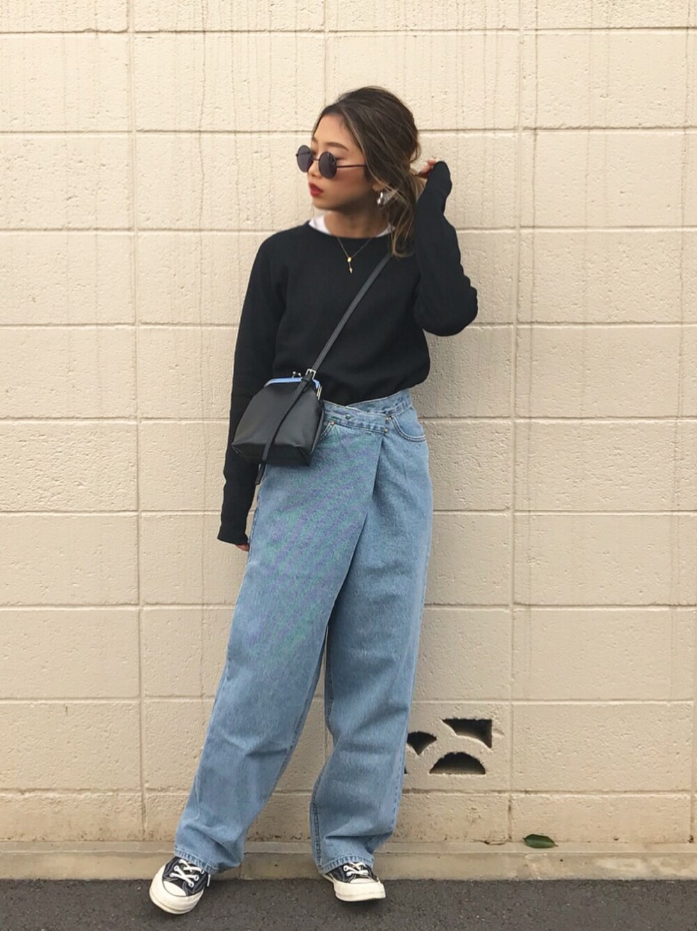 「大人カジュアル、ゆるコーデ、カジュアル、きれいめカジュアル、ワイドパンツ、コンバース、スニーカーコーデ、デニム、converse」｜「FREAK'S STOREのワッフルプルオーバーカットソー（Tシャツ/カットソー、ブラック系）」を使った、yuikoさん（レディース・158cm）の春コーディネートの1枚目の写真