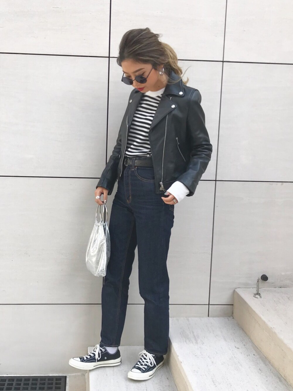「大人カジュアル、カジュアル、きれいめカジュアル、黒、outfit、シンプルコーデ、ライダース、ボーダー、converse」｜「UNITED TOKYOのカウレザーダブルライダース（ライダースジャケット、ブラック系）」を使った、yuikoさん（レディース・158cm）の春コーディネートの1枚目の写真