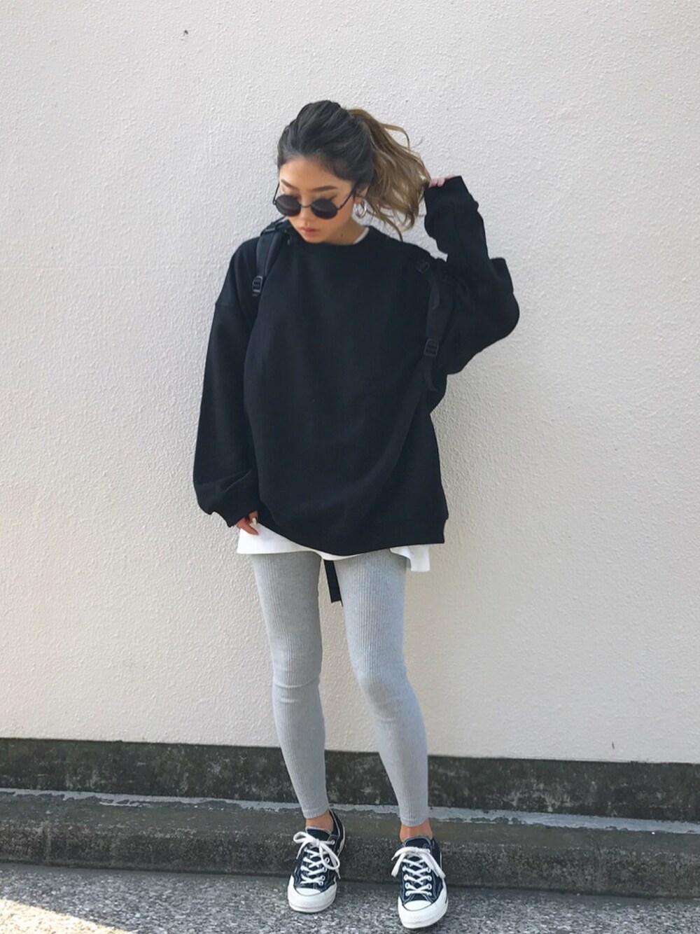 「カジュアル、プチプラ、シンプルコーデ、converse、リュック、リブレギンス、スウェット」｜「Fluggeのeach loose sweat tops（スウェット、ブラック系）」を使った、yuikoさん（レディース・158cm）の春コーディネートの1枚目の写真