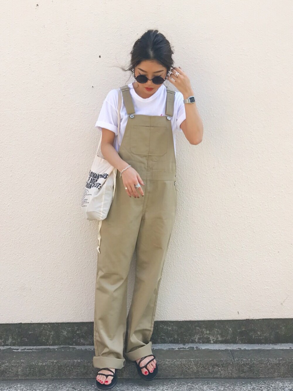 「アイラブメンズライク、大人カジュアル、夏コーデ、シンプルコーデ、オーバーオール、トートバッグ、Dickies、teva」｜「FluggeのAvenue tee（Tシャツ/カットソー、ホワイト系）」を使った、yuikoさん（レディース・158cm）の春コーディネートの1枚目の写真
