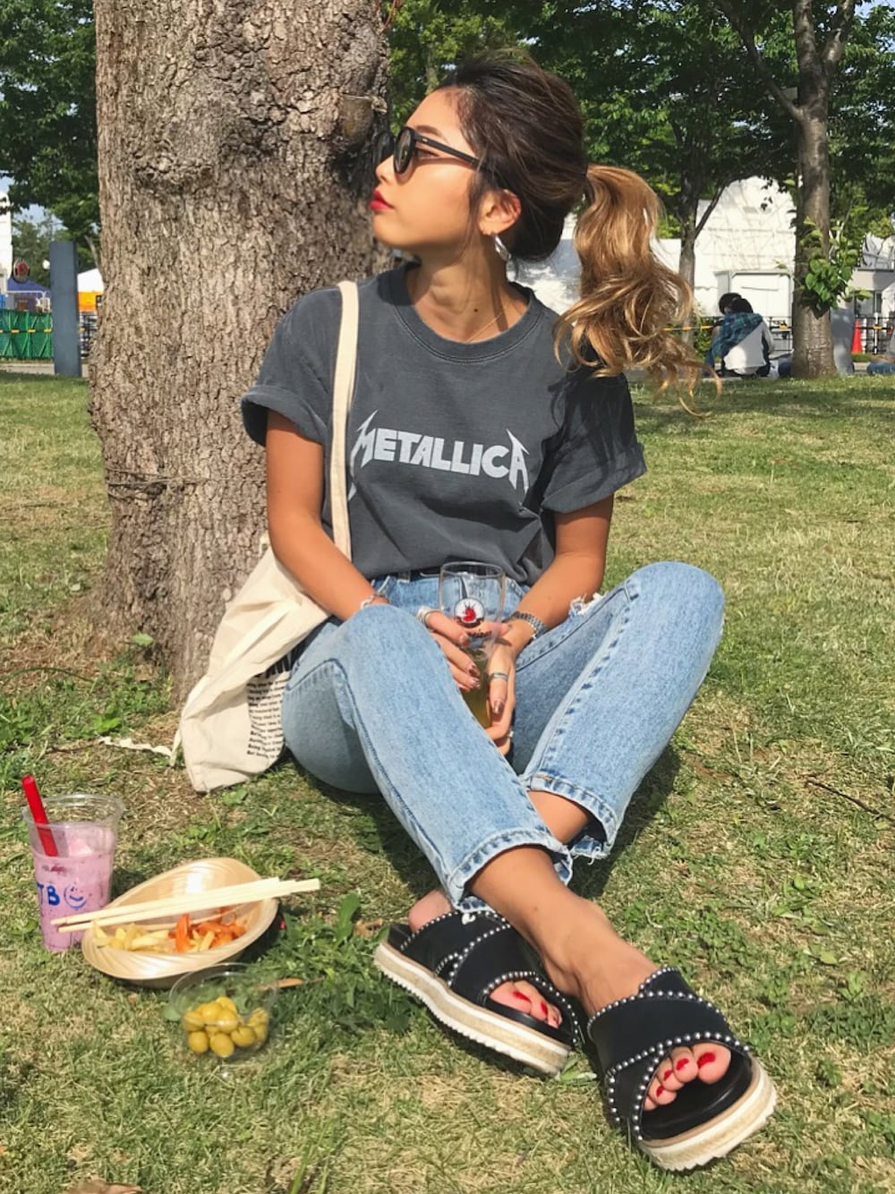 「カジュアルコーデ、夏コーデ、デニム、休日スタイル、ZARA、ロックT」｜「Fluggeのadvantage tote bag（トートバッグ、ホワイト系）」を使った、yuikoさん（レディース・158cm）の春コーディネートの1枚目の写真