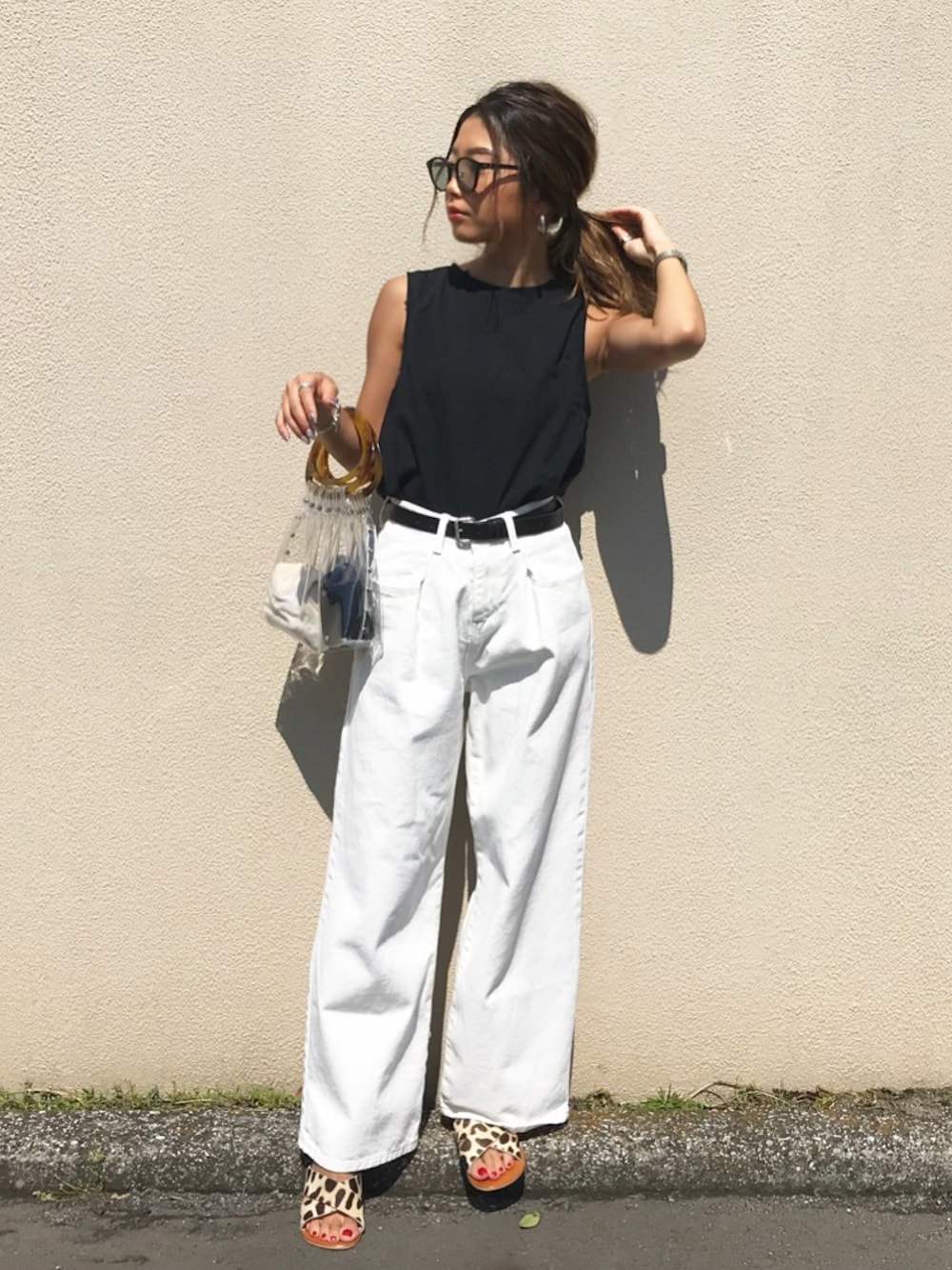 「夏コーデ、大人カジュアル、ootd、ブラック、モノトーン、クリアバッグ、ハイウエスト、チノパン」｜「FluggeのHW apricot CHINO（チノパンツ、ホワイト系）」を使った、yuikoさん（レディース・158cm）の春コーディネートの1枚目の写真