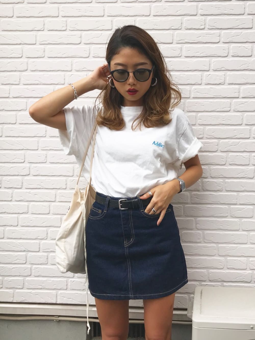 「カジュアル、シンプル、ootd、白Tシャツ、denim、デニムスカート、ロゴT」｜「FluggeのAddict tee（Tシャツ/カットソー、ホワイト系）」を使った、yuikoさん（レディース・158cm）の夏コーディネートの1枚目の写真
