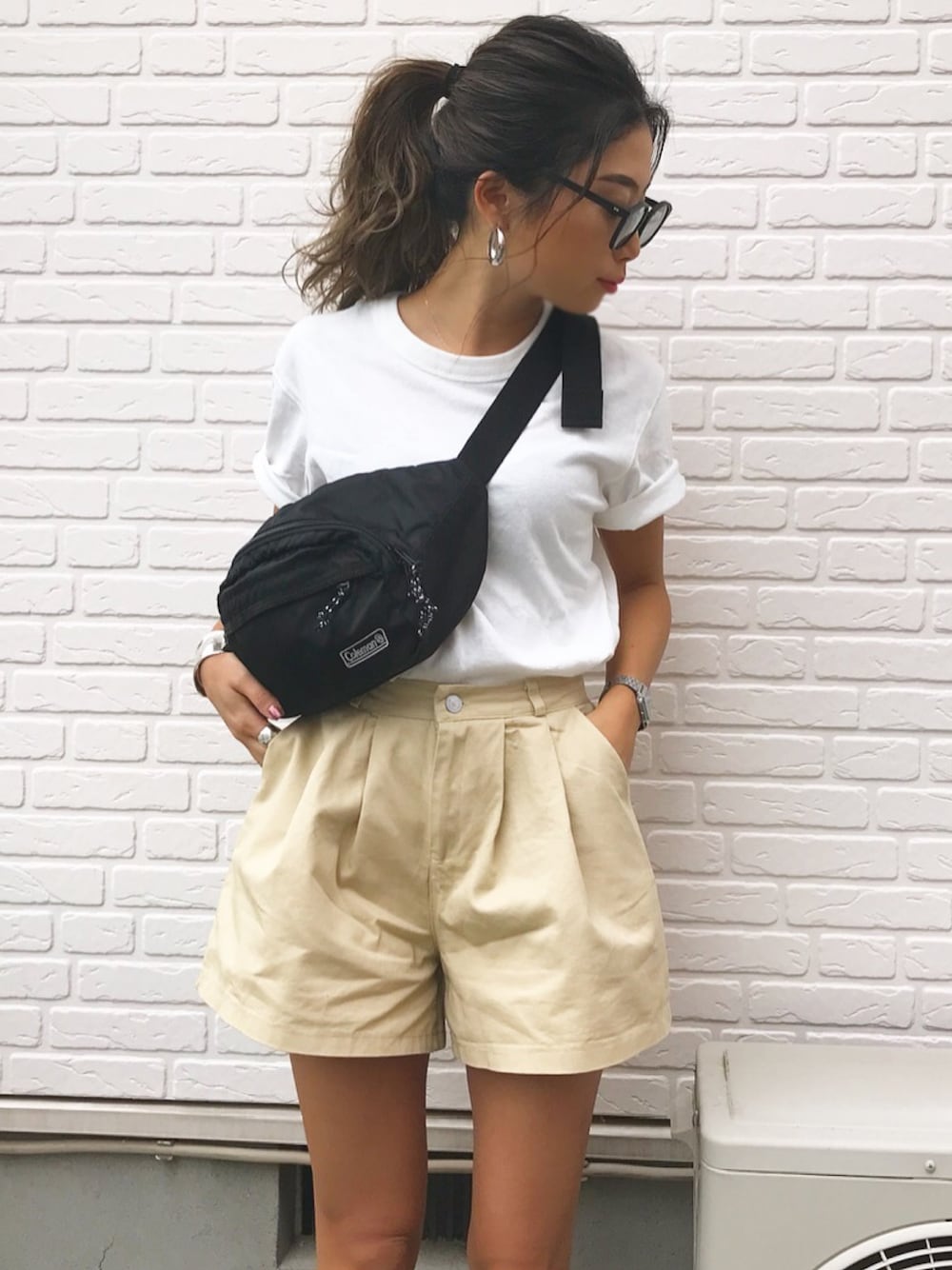 「カジュアル、シンプル、プチプラコーデ、白Tシャツ、ショートパンツ、ベイカーパンツ、ウエストポーチ、サコッシュ」｜「UNIQLOのクルーネックT（半袖）（Tシャツ/カットソー、ホワイト系）」を使った、yuikoさん（レディース・158cm）の夏コーディネートの1枚目の写真