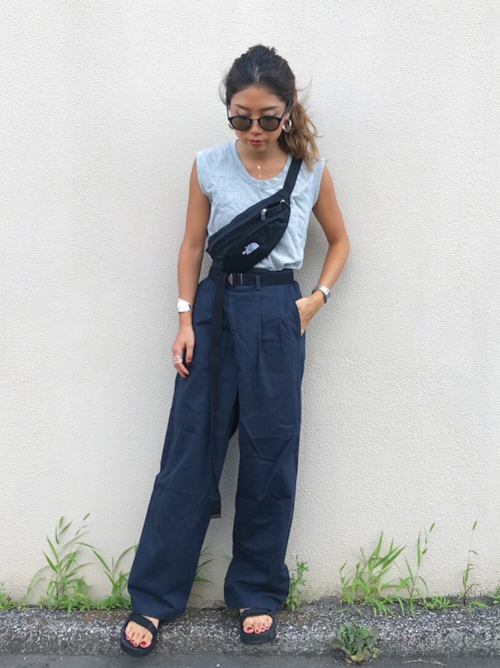 「シンプルコーデ、カジュアル、おだんごヘアー、パンツスタイル、チノパン、teva、ウエストポーチ、thenorthface」｜「Fluggeのアイテム（Tシャツ/カットソー、グレー系）」を使った、yuikoさん（レディース・158cm）の夏コーディネートの1枚目の写真