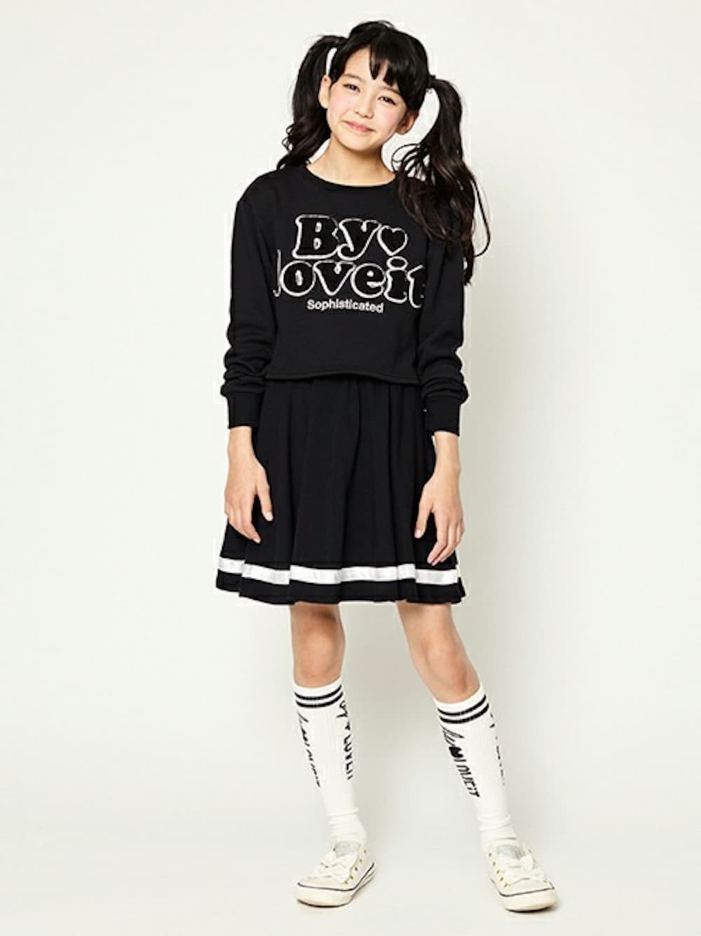 ブラック系のワンピース、ピンク系のスニーカー、ブラック系のソックス/靴下を着用したキッズの冬コーディネートの1枚目の写真