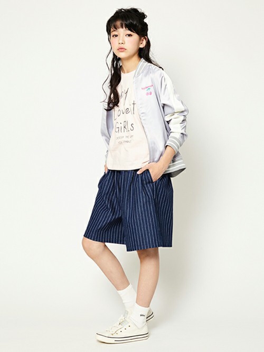 ピンク系のTシャツ/カットソー、ブルー系のその他パンツ、ピンク系のスニーカーを着用したキッズの冬コーディネートの1枚目の写真