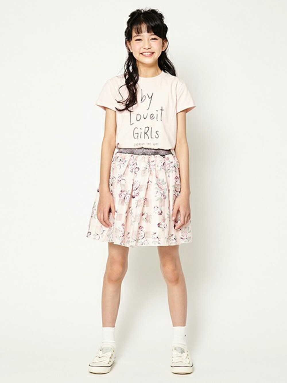 ピンク系のTシャツ/カットソー、ピンク系のスカート、ピンク系のスニーカーを着用したキッズの冬コーディネートの1枚目の写真