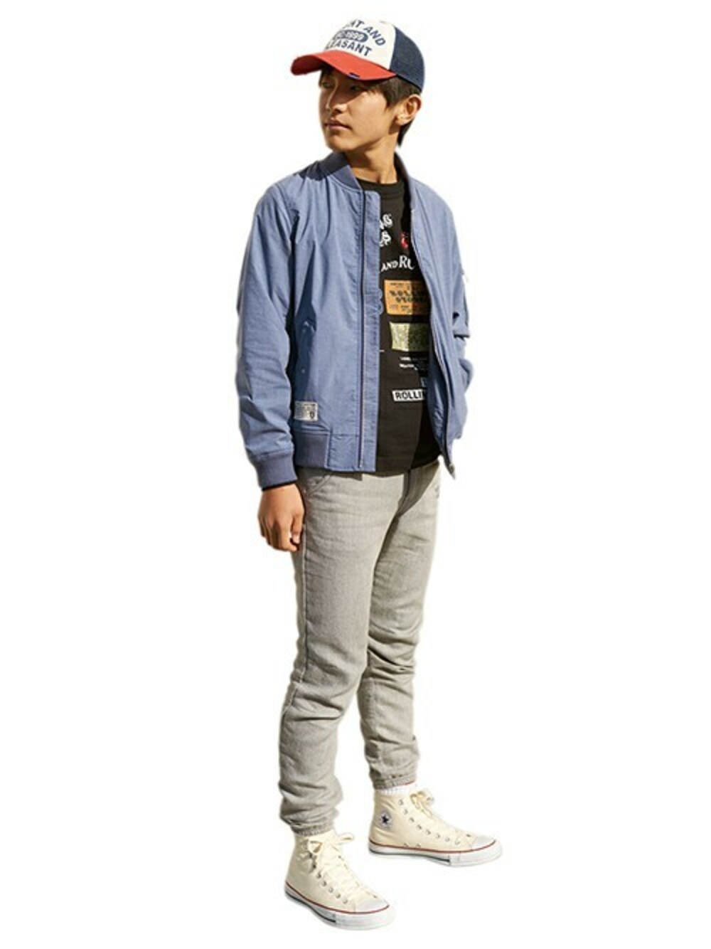 ブラック系のTシャツ/カットソー、レッド系のキャップを着用したキッズの冬コーディネートの1枚目の写真