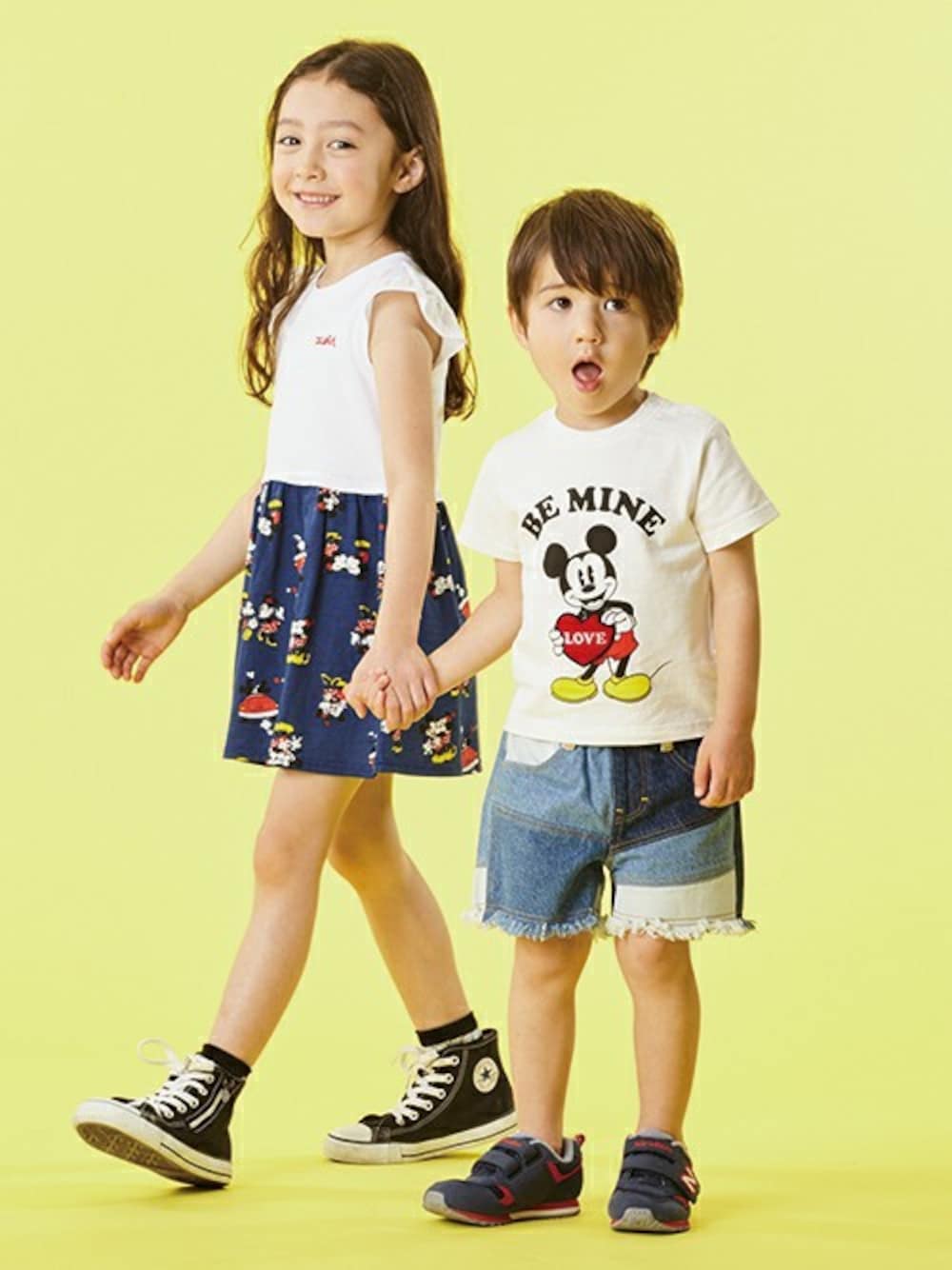 ホワイト系のTシャツ/カットソー、ブルー系のデニムパンツを着用したキッズの春コーディネートの1枚目の写真