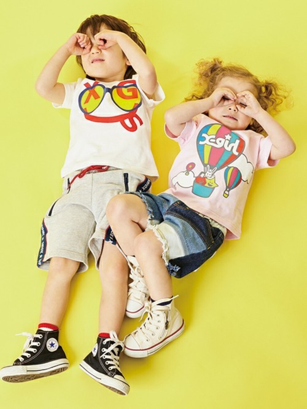 ピンク系のTシャツ/カットソー、ブルー系のデニムパンツ、ブルー系のソックス/靴下を着用したキッズの春コーディネートの1枚目の写真