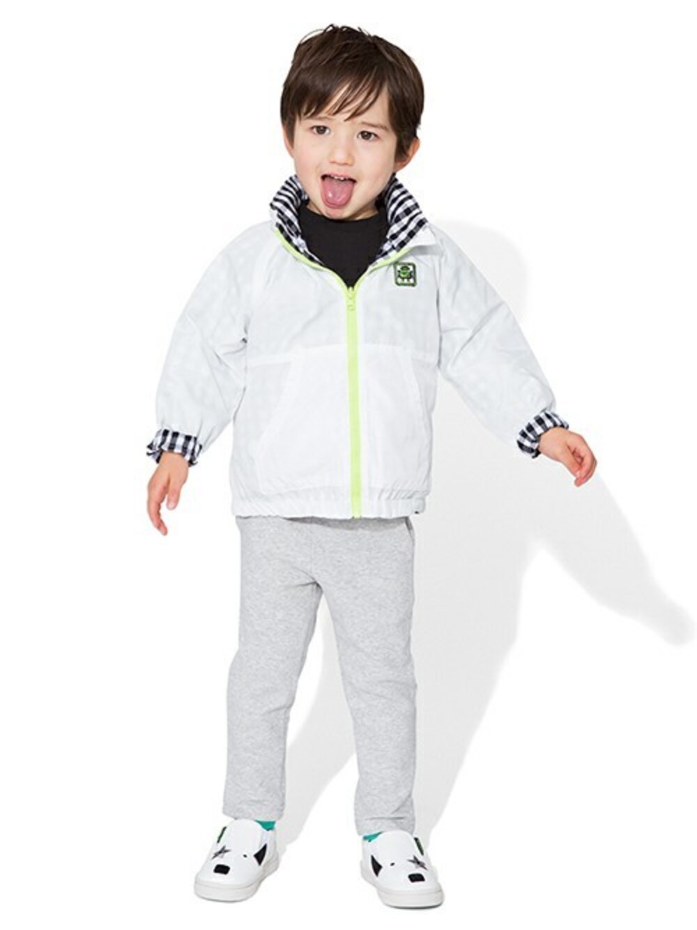 ホワイト系のマウンテンパーカー、グレー系のその他パンツ、ホワイト系のスリッポンを着用したキッズの春コーディネートの1枚目の写真