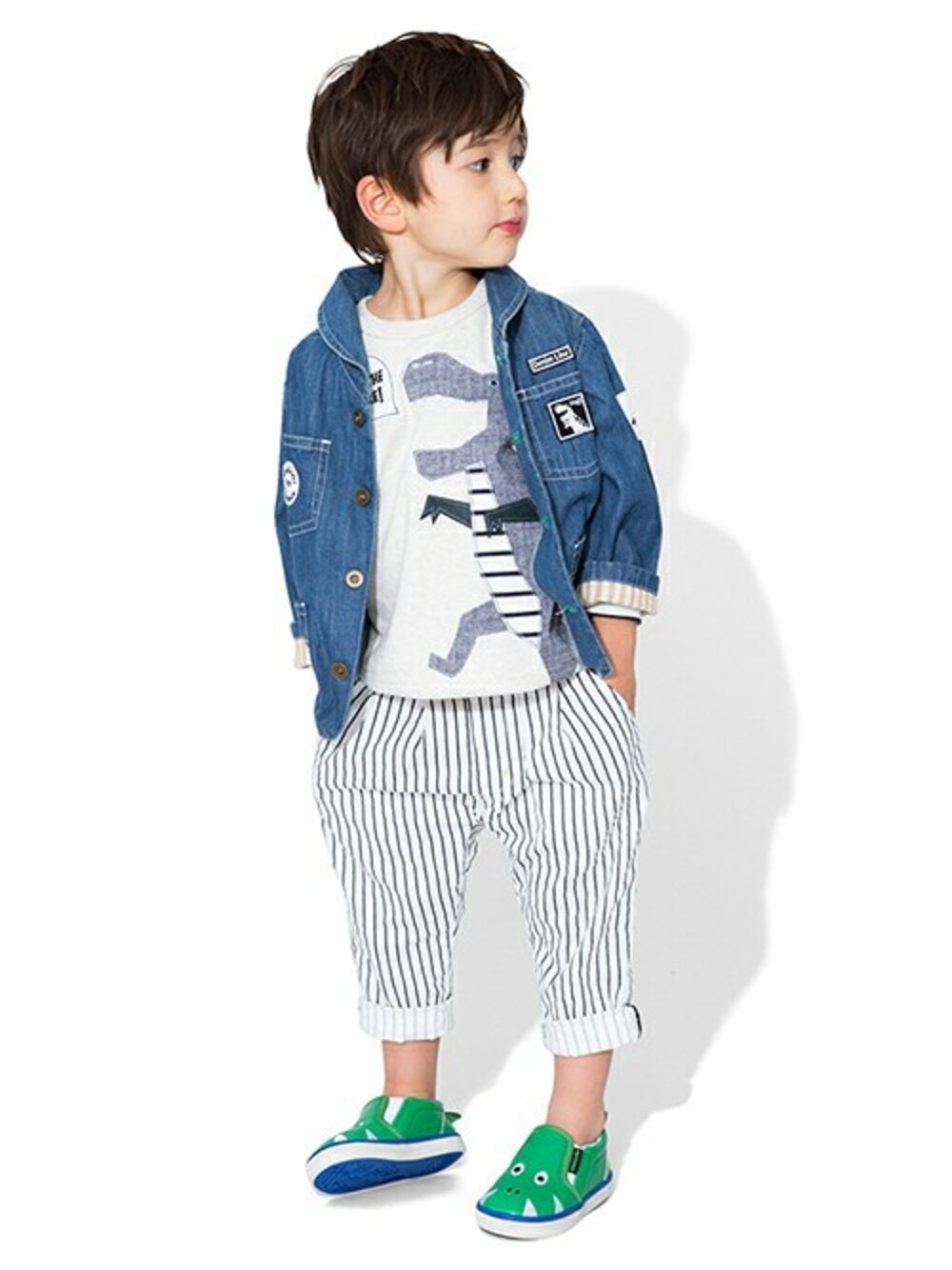 ブルー系のデニムジャケット、ベージュ系のTシャツ/カットソー、グレー系のその他パンツを着用したキッズの春コーディネートの1枚目の写真