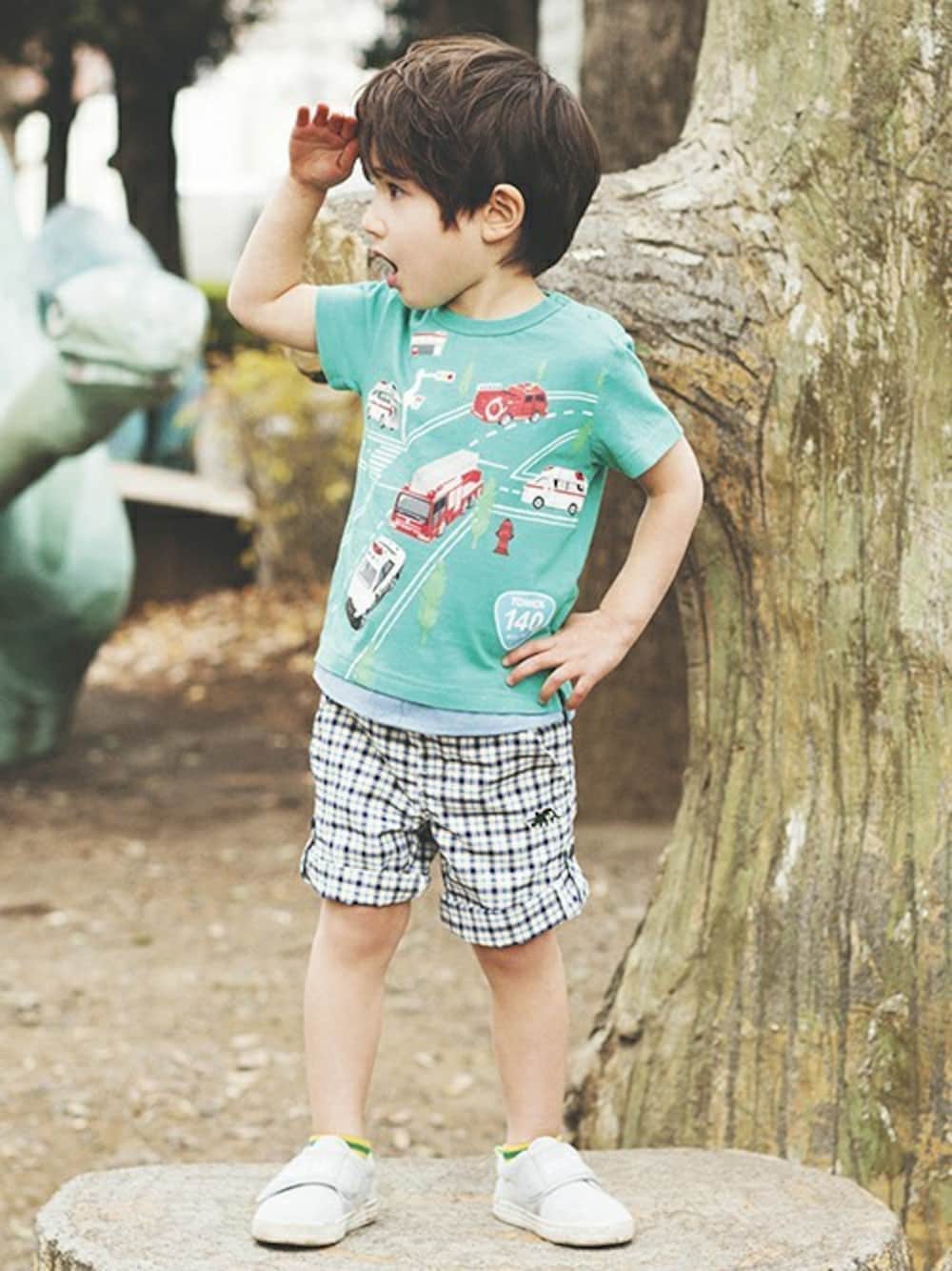 グリーン系のTシャツ/カットソー、グレー系のスリッポンを着用したキッズの春コーディネートの1枚目の写真