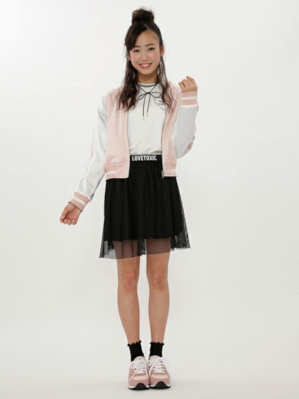 ピンク系のブルゾン、ホワイト系のTシャツ/カットソー、ピンク系のスニーカーを着用したキッズの春コーディネートの1枚目の写真