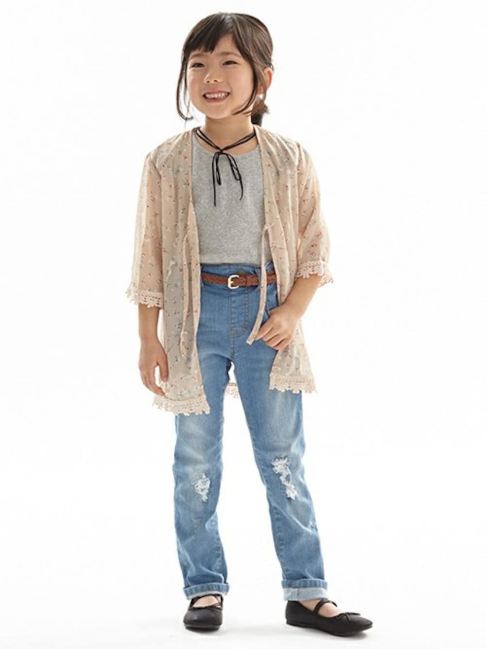ベージュ系のカーディガン/ボレロ、グレー系のTシャツ/カットソー、ブルー系のデニムパンツを着用したキッズの春コーディネートの1枚目の写真