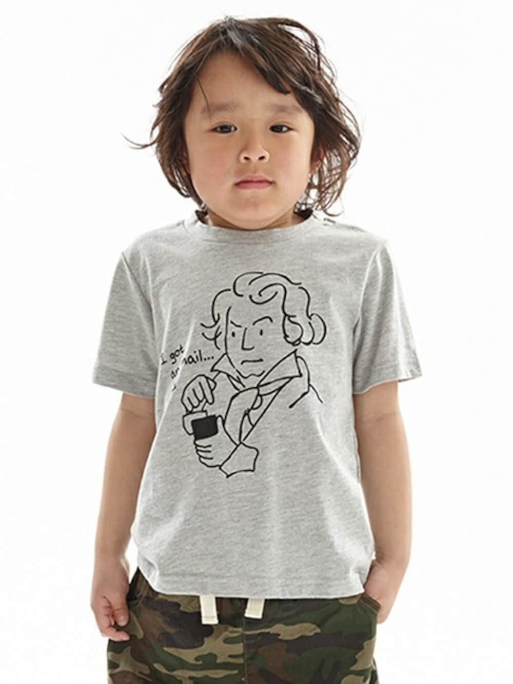 グレー系のTシャツ/カットソー、グリーン系のその他パンツを着用したキッズの春コーディネートの1枚目の写真