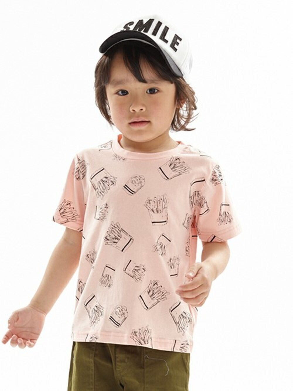 ピンク系のTシャツ/カットソー、グリーン系のその他パンツ、ホワイト系のキャップを着用したキッズの春コーディネートの1枚目の写真