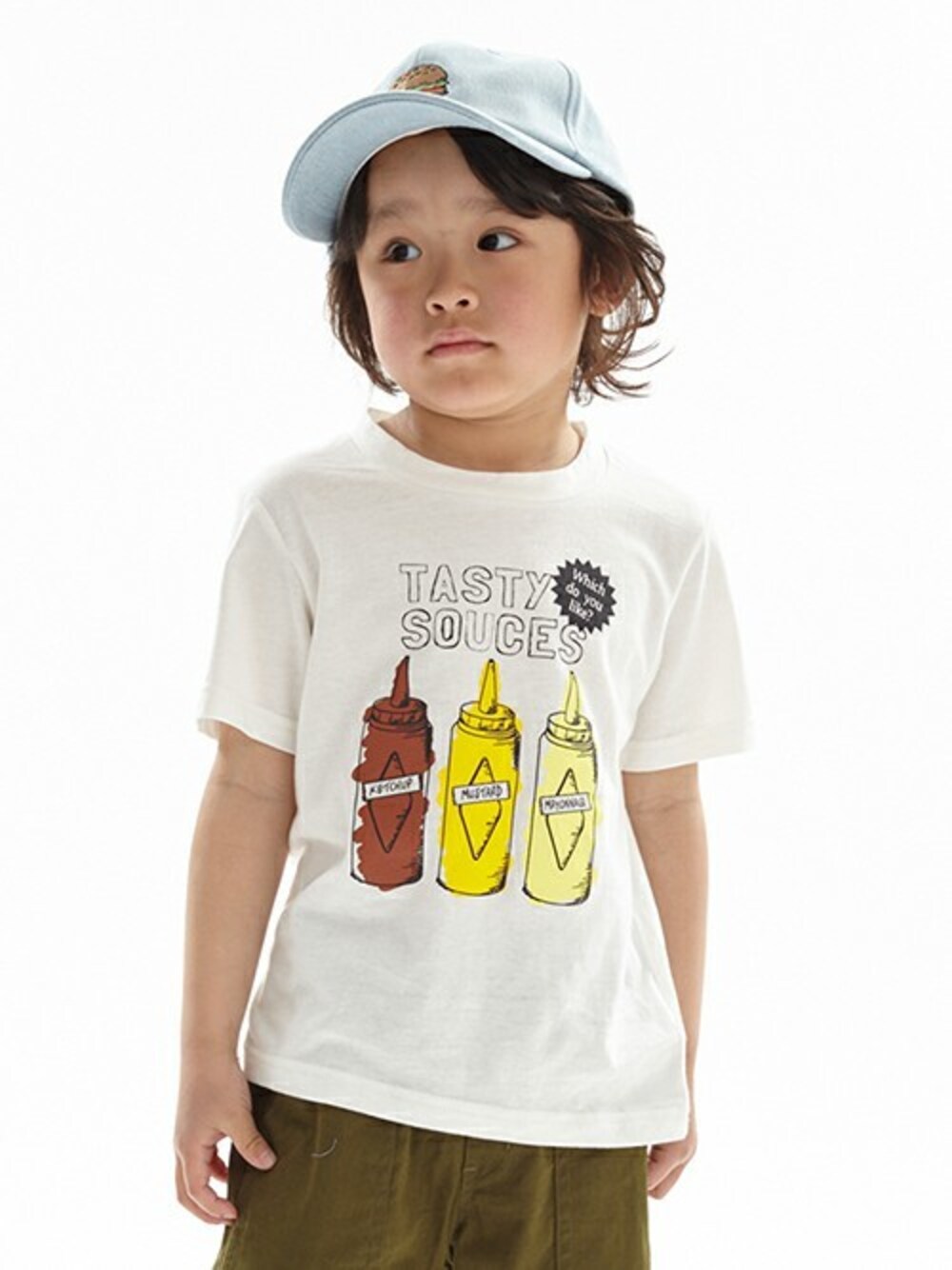 ホワイト系のTシャツ/カットソー、グリーン系のその他パンツ、ブルー系のキャップを着用したレディースの春コーディネートの1枚目の写真