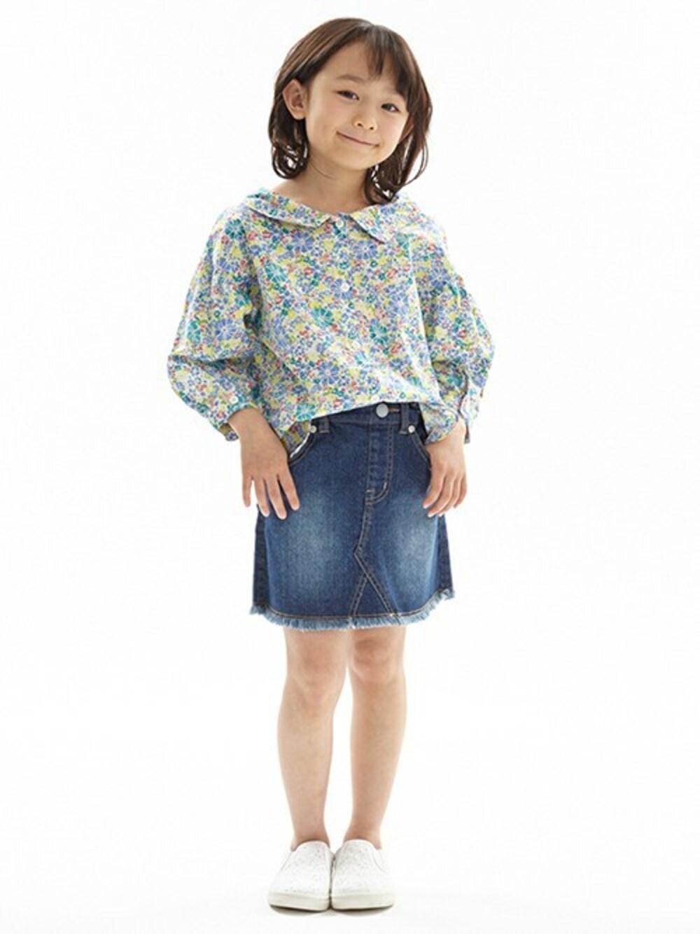 その他のシャツ/ブラウス、ブルー系のデニムスカート、ホワイト系のスリッポンを着用したキッズの春コーディネートの1枚目の写真