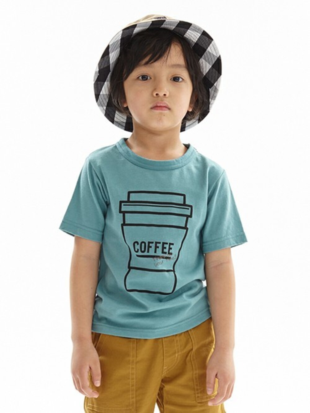 グリーン系のTシャツ/カットソー、グリーン系のその他パンツ、ベージュ系のハットを着用したキッズの春コーディネートの1枚目の写真