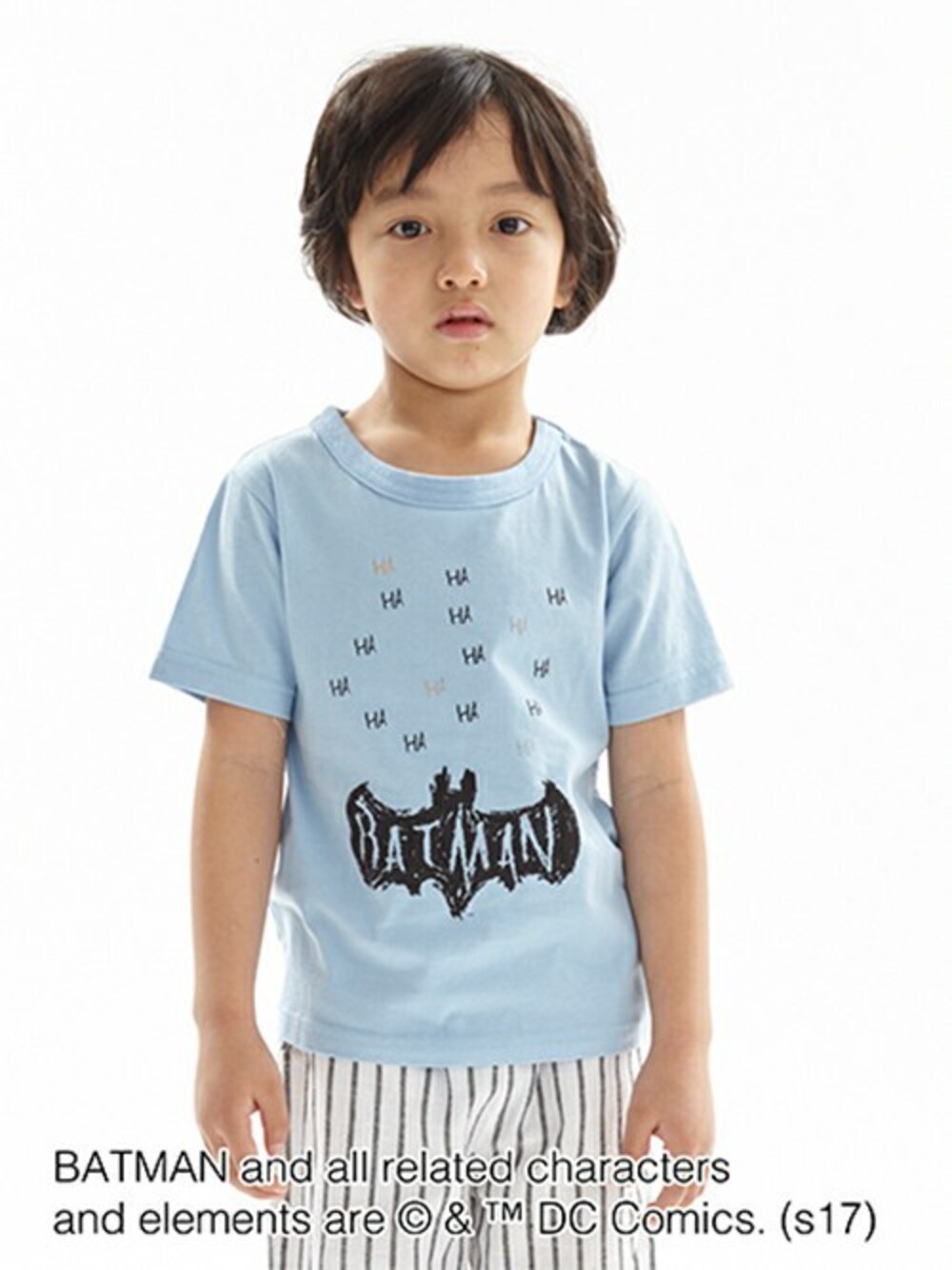 ブルー系のTシャツ/カットソー、ホワイト系のその他パンツを着用したキッズの春コーディネートの1枚目の写真