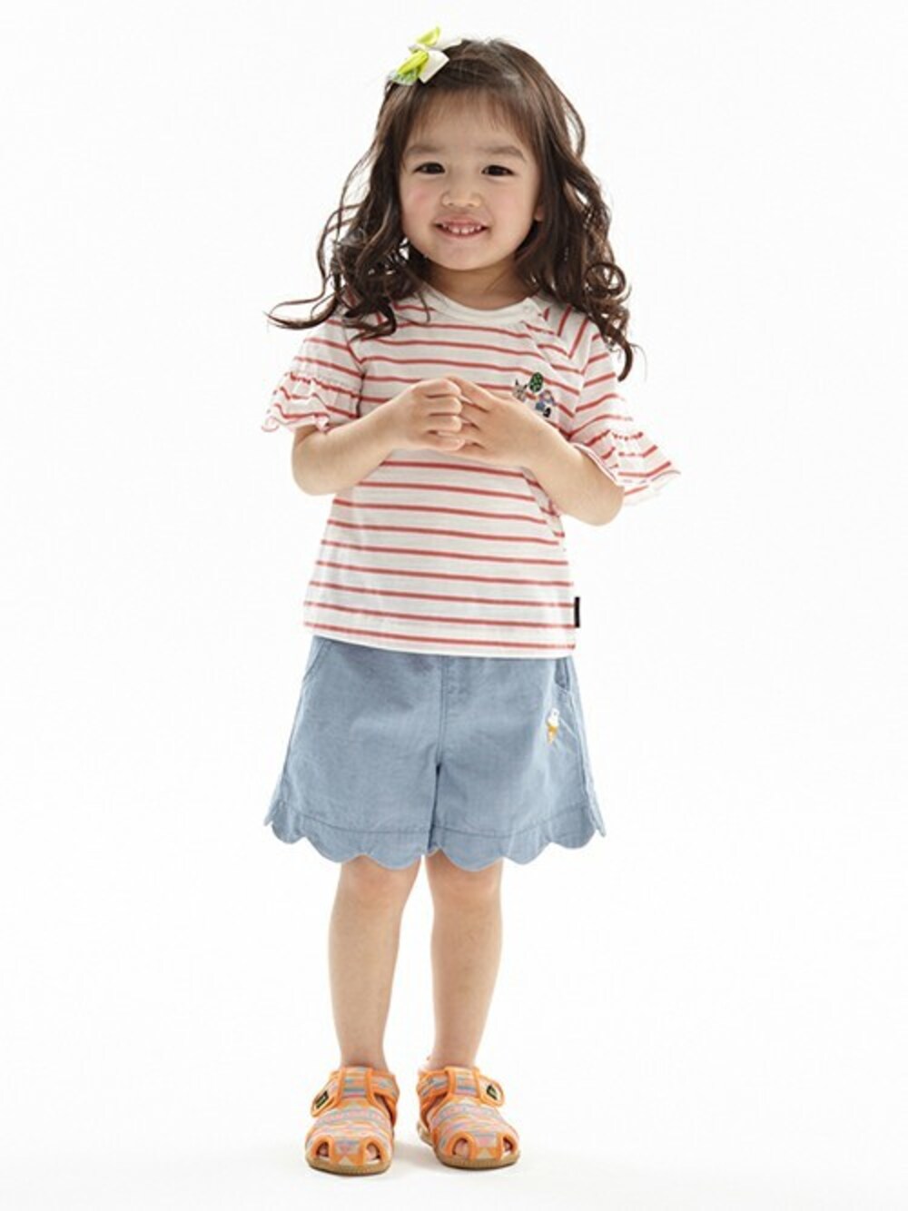 ピンク系のTシャツ/カットソー、イエロー系のバレッタ/ヘアクリップを着用したキッズの春コーディネートの1枚目の写真