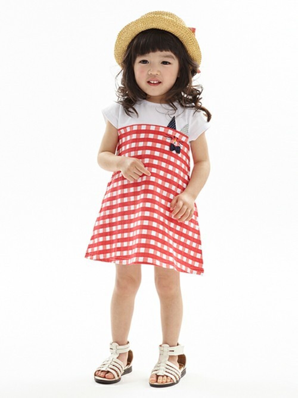 ピンク系のワンピース、ベージュ系のハットを着用したキッズの春コーディネートの1枚目の写真