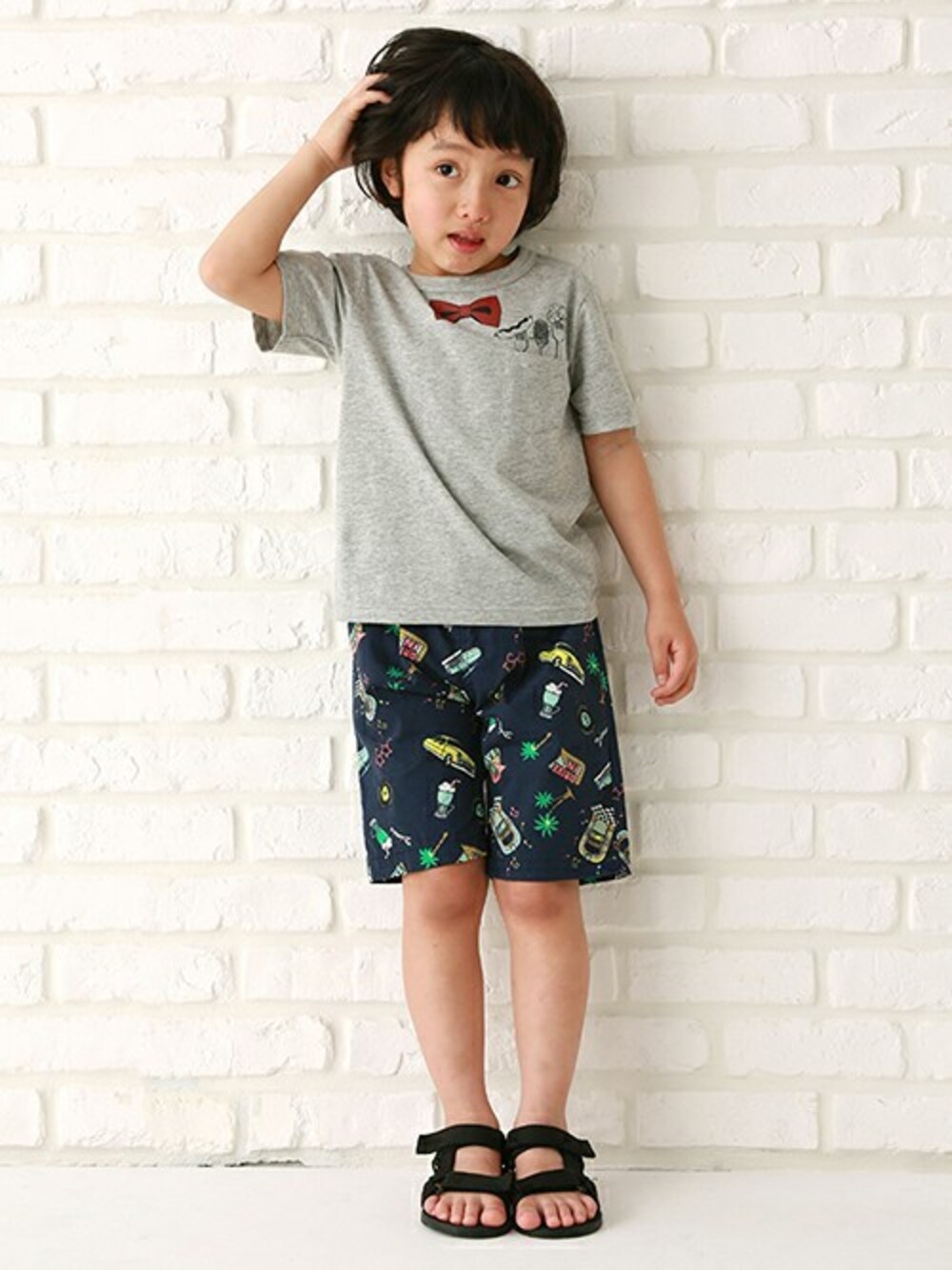 グレー系のTシャツ/カットソー、ブルー系のその他パンツ、ブラック系のサンダルを着用したキッズの春コーディネートの1枚目の写真