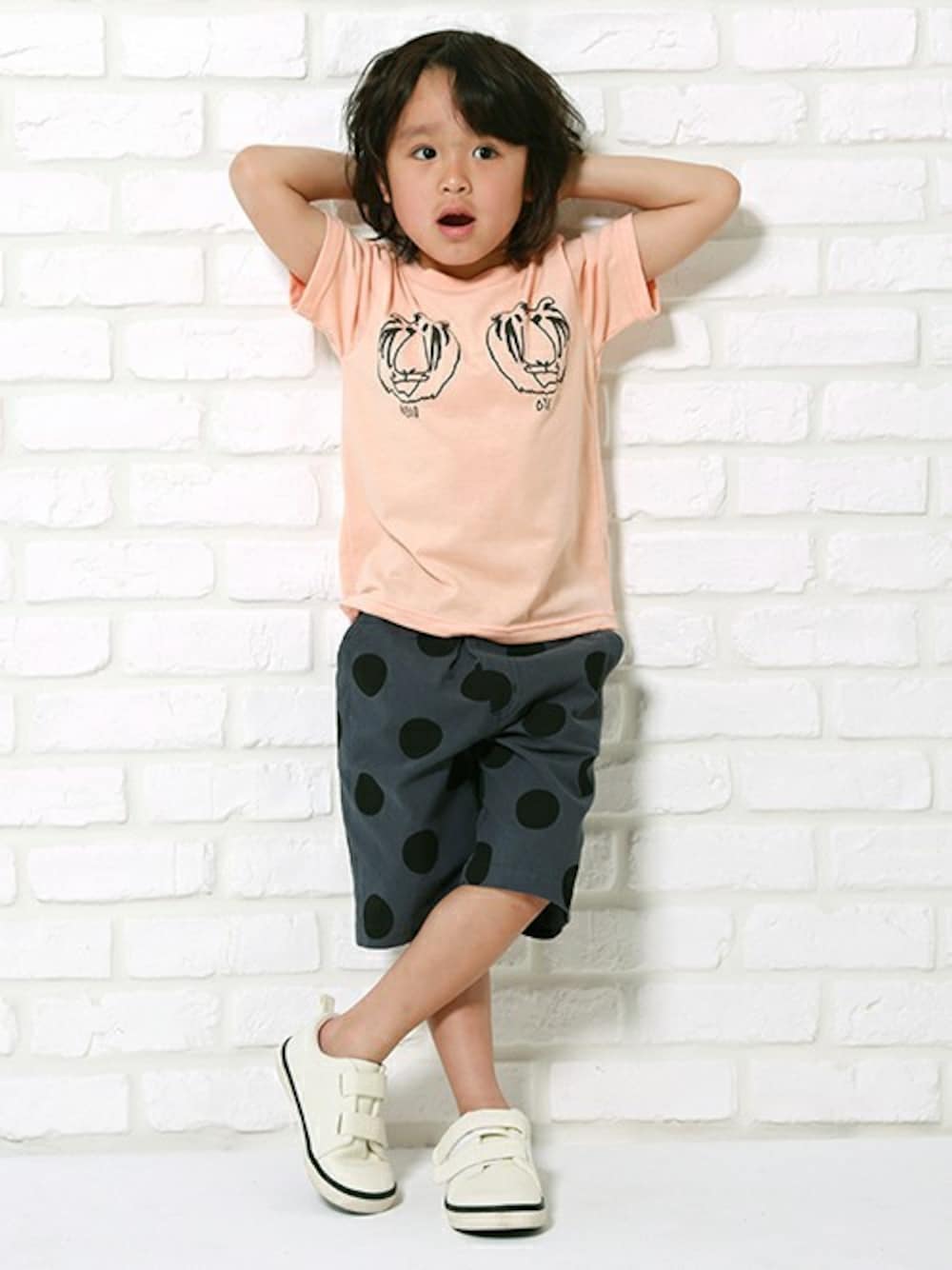 ピンク系のTシャツ/カットソー、グレー系のその他パンツ、ホワイト系のスニーカーを着用したキッズの春コーディネートの1枚目の写真