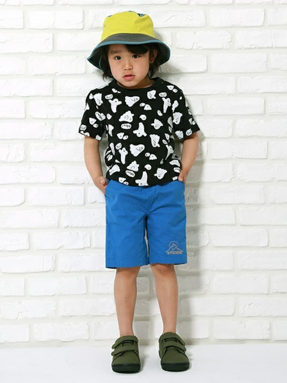 ブラック系のTシャツ/カットソー、ブルー系のその他パンツ、グリーン系のスニーカーを着用したキッズの春コーディネートの1枚目の写真