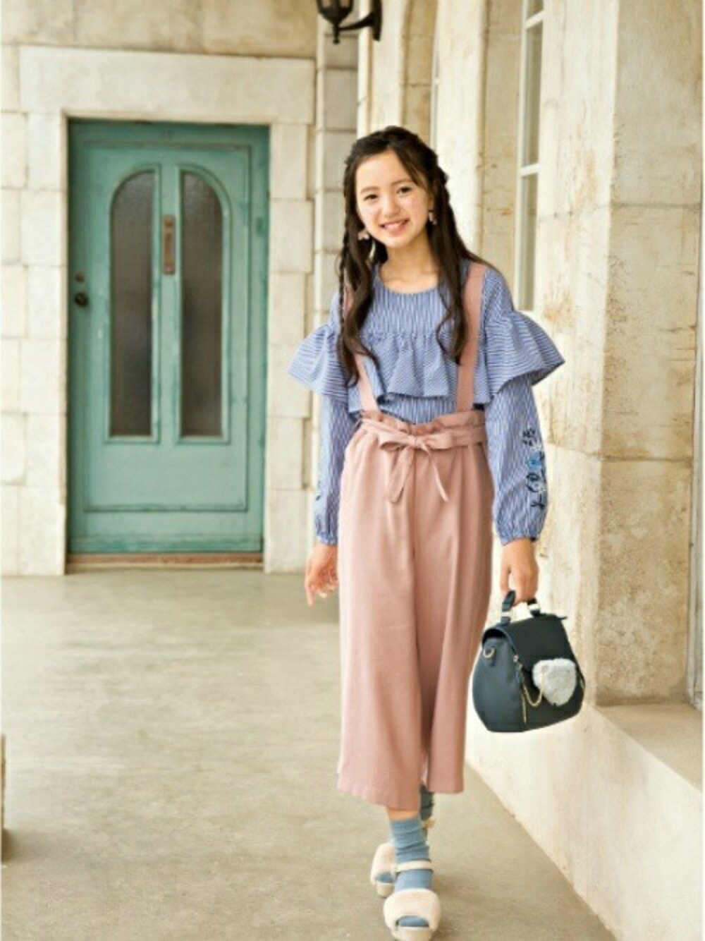 ブルー系のシャツ/ブラウス、ピンク系のその他パンツを着用したキッズの秋コーディネートの1枚目の写真