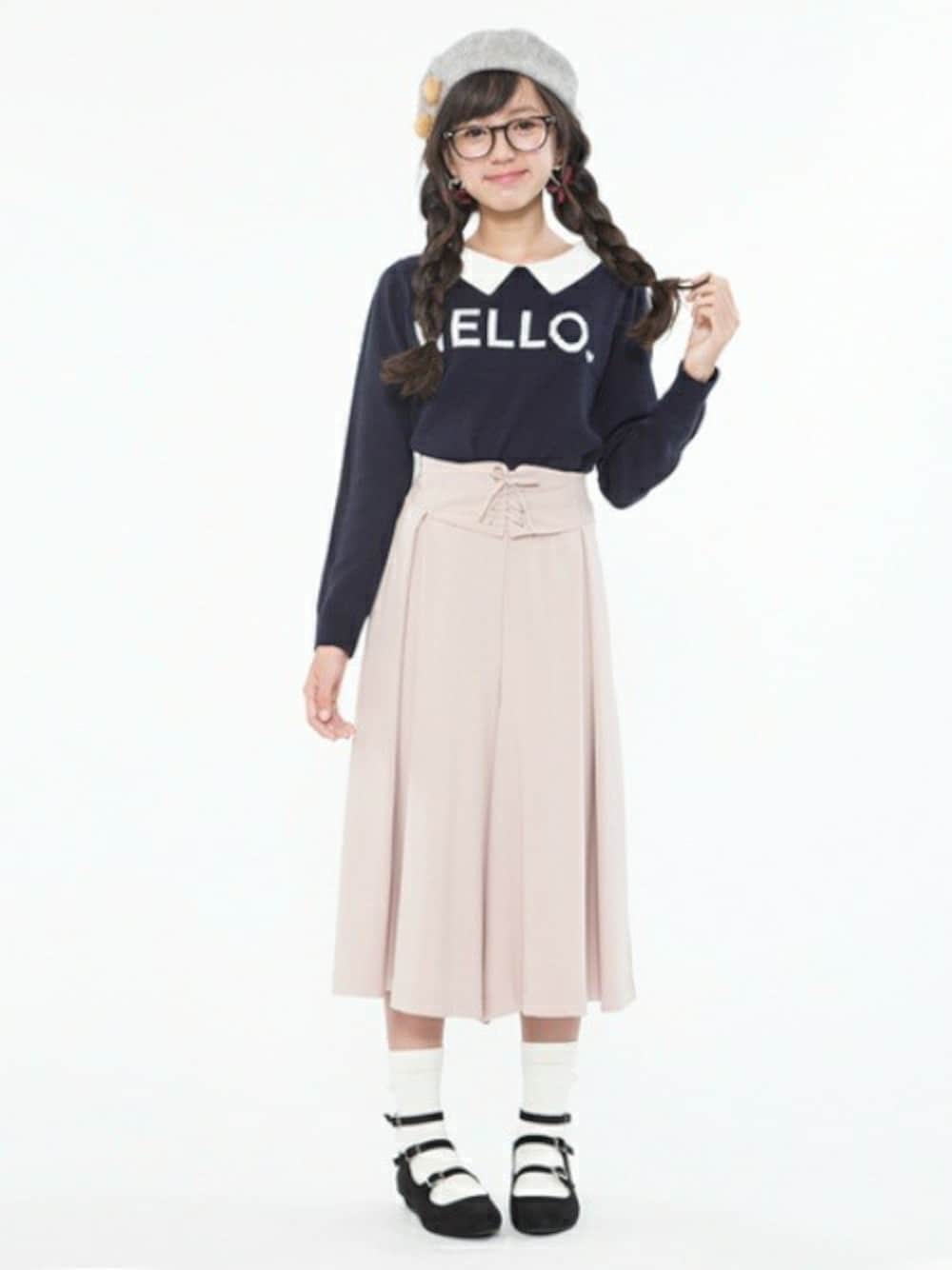 ブルー系のニット/セーター、ピンク系のその他パンツを着用したキッズの秋コーディネートの1枚目の写真