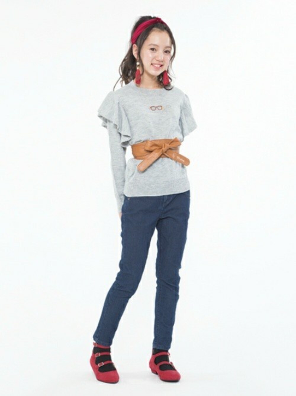 グレー系のニット/セーター、ブルー系のその他パンツを着用したキッズの秋コーディネートの1枚目の写真