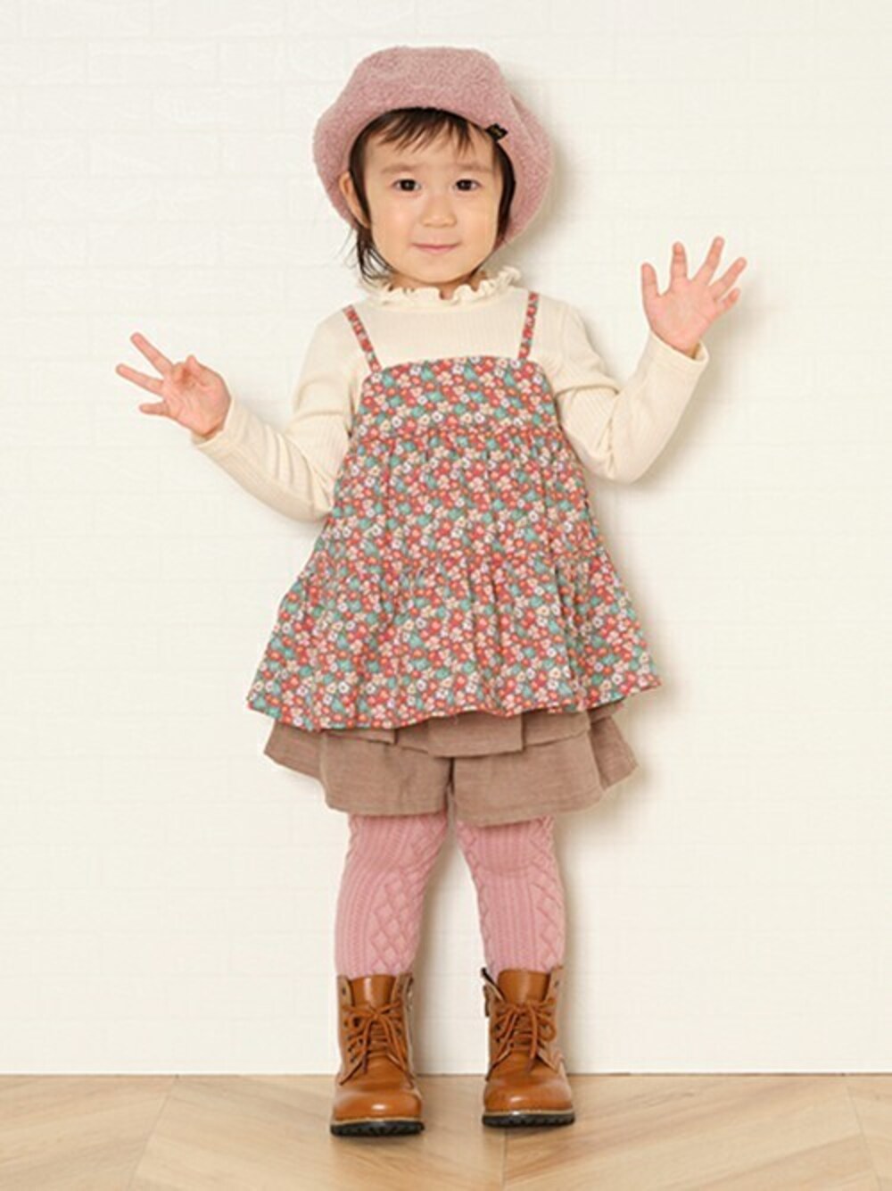 「ベレー帽、花柄、ショートパンツ、冬コーデ、チュニック、キッズコーデ、ネコ、女の子、センスオブワンダー、sense of wonder」｜「sense of wonderのシャツコールフリルショートパンツ【日本製】（その他パンツ、ブラウン系）」を使った、kladskap　クレードスコープさん（キッズ・87cm）の秋コーディネートの1枚目の写真