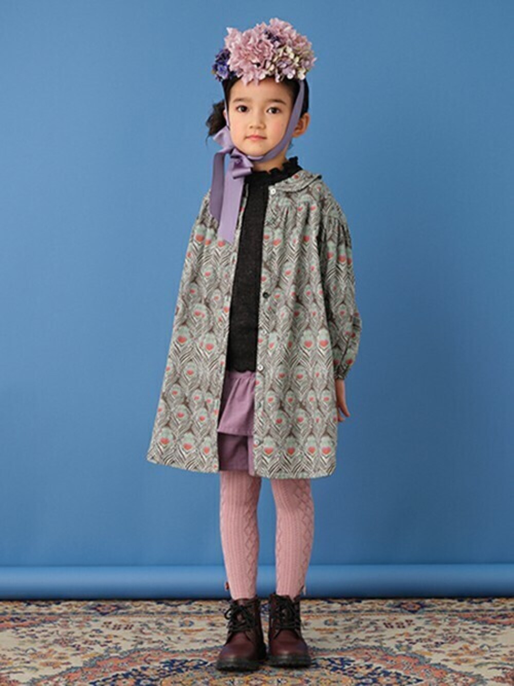 パープル系のその他パンツ、ピンク系のタイツ/ストッキングを着用したキッズの秋コーディネートの1枚目の写真