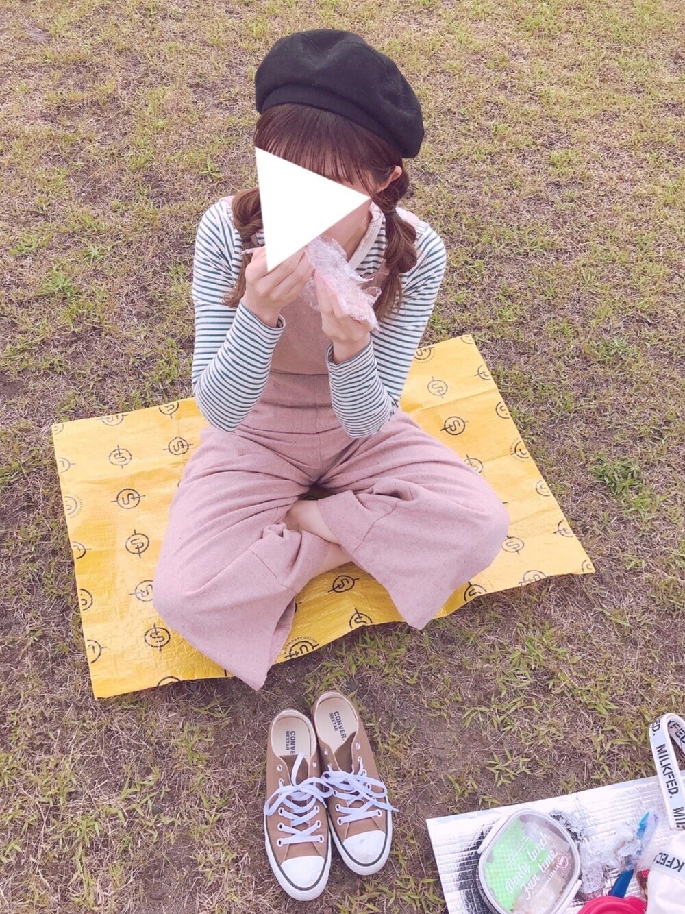 ブルー系のTシャツ/カットソー、ベージュ系のサロペット/オーバーオール、ブラウン系のスニーカーを着用したレディースの春コーディネートの1枚目の写真