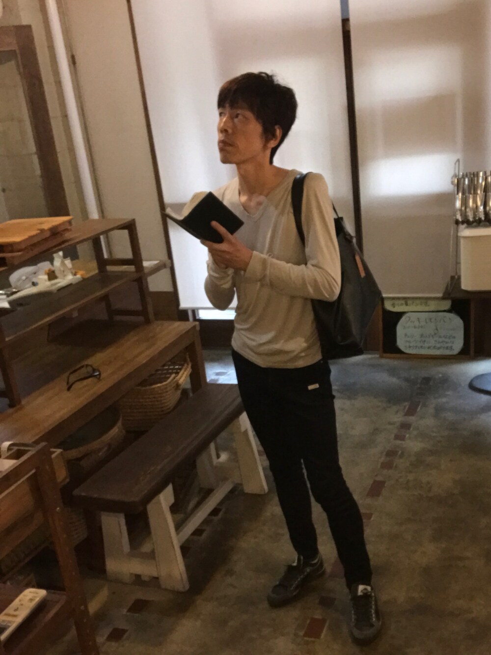 「買い物メモ」｜「SHELLACの長袖Tシャツ（Tシャツ/カットソー、グレー系）」を使った、しんさん（メンズ・175cm）の夏コーディネートの1枚目の写真