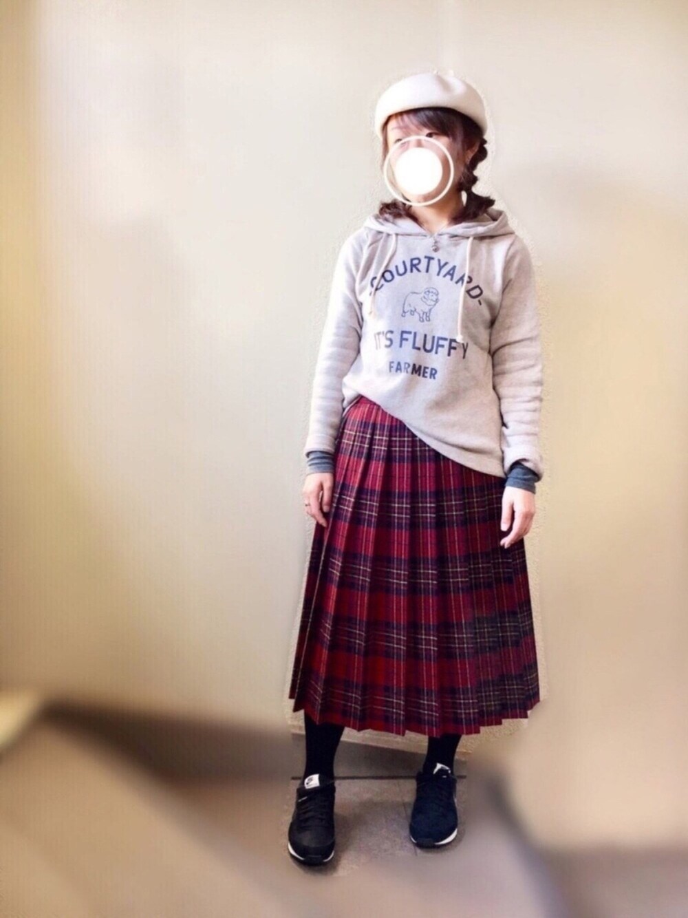 「休日スタイル、スニーカー、ベレー帽、チェックスカート、プリーツスカート、バックパック、ピーコート、ウエストイン、グレーコート、パーカー」｜「kaorinomoriの【雑誌mina11月号/ar10月号掲載】【カオリノモリ】 オーク2015（ハンチング/ベレー帽、ホワイト系）」を使った、𝚝𝚘𝚞.𝚊さん（レディース・152cm）の冬コーディネートの1枚目の写真