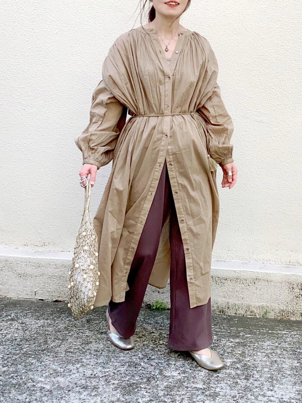 「ワンピース、ロングワンピース、ウエストマーク、レイヤードスタイル、リブパンツ、スクエアトゥ、ネットバッグ、春夏コーデ、休日スタイル、低身長」｜「CIAOPANIC TYPYのindiaギャザーオーバーワンピース（ワンピース、ベージュ系）」を使った、𝚝𝚘𝚞.𝚊さん（レディース・152cm）の春コーディネートの1枚目の写真