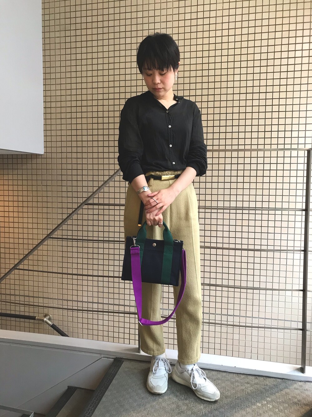 ブラック系のシャツ/ブラウス、ベージュ系のパンツ、ホワイト系のスニーカーを着用したレディースの夏コーディネートの1枚目の写真