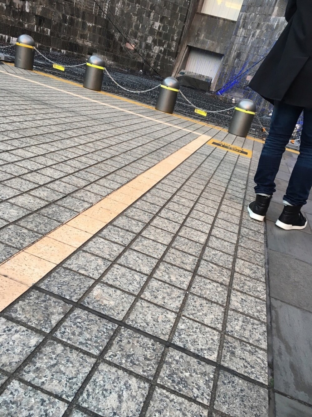 「シンプル、ビッグシルエット、スニーカー、モノトーンコーデ、冬コーデ、リジットデニム、BALMAIN、Dior HOMME、ZARA、デニム」｜「ZARAのアイテム（ステンカラーコート、ブラック系）」を使った、reborns2さん（メンズ・178cm）の冬コーディネートの1枚目の写真