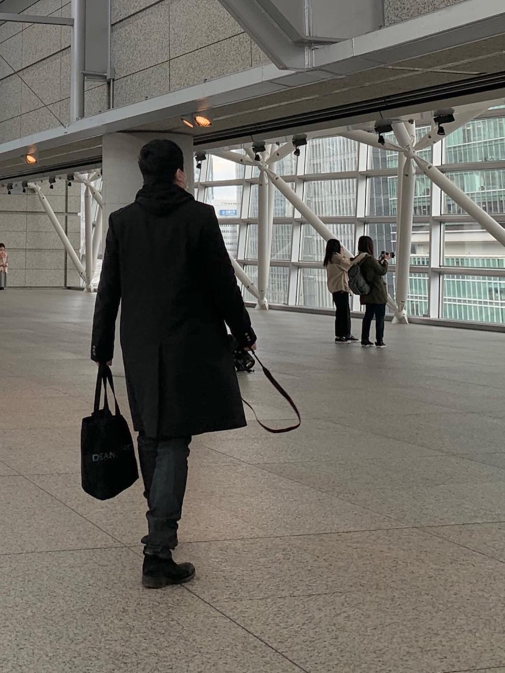「きれいめカジュアル、休日コーデ、大人コーデ、デニム、シンプルコーデ、黒コーデ、Saint Laurent、ZARA、BUTTERO」｜「ZARAのアイテム（チェスターコート、ブラック系）」を使った、reborns2さん（メンズ・178cm）の春コーディネートの1枚目の写真