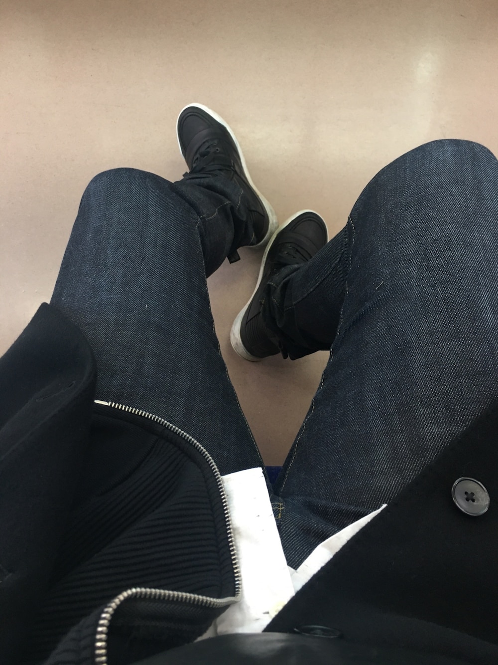 「シンプルコーデ、ブラック、オトナカジュアル、デニムパンツ、スキニー、黒コーデ、Saint Laurent、BALMAIN、ALLSAINTS　、American Apparel」｜「Saint Laurentのアイテム（デニムパンツ、ブルー系）」を使った、reborns2さん（メンズ・178cm）の春コーディネートの1枚目の写真