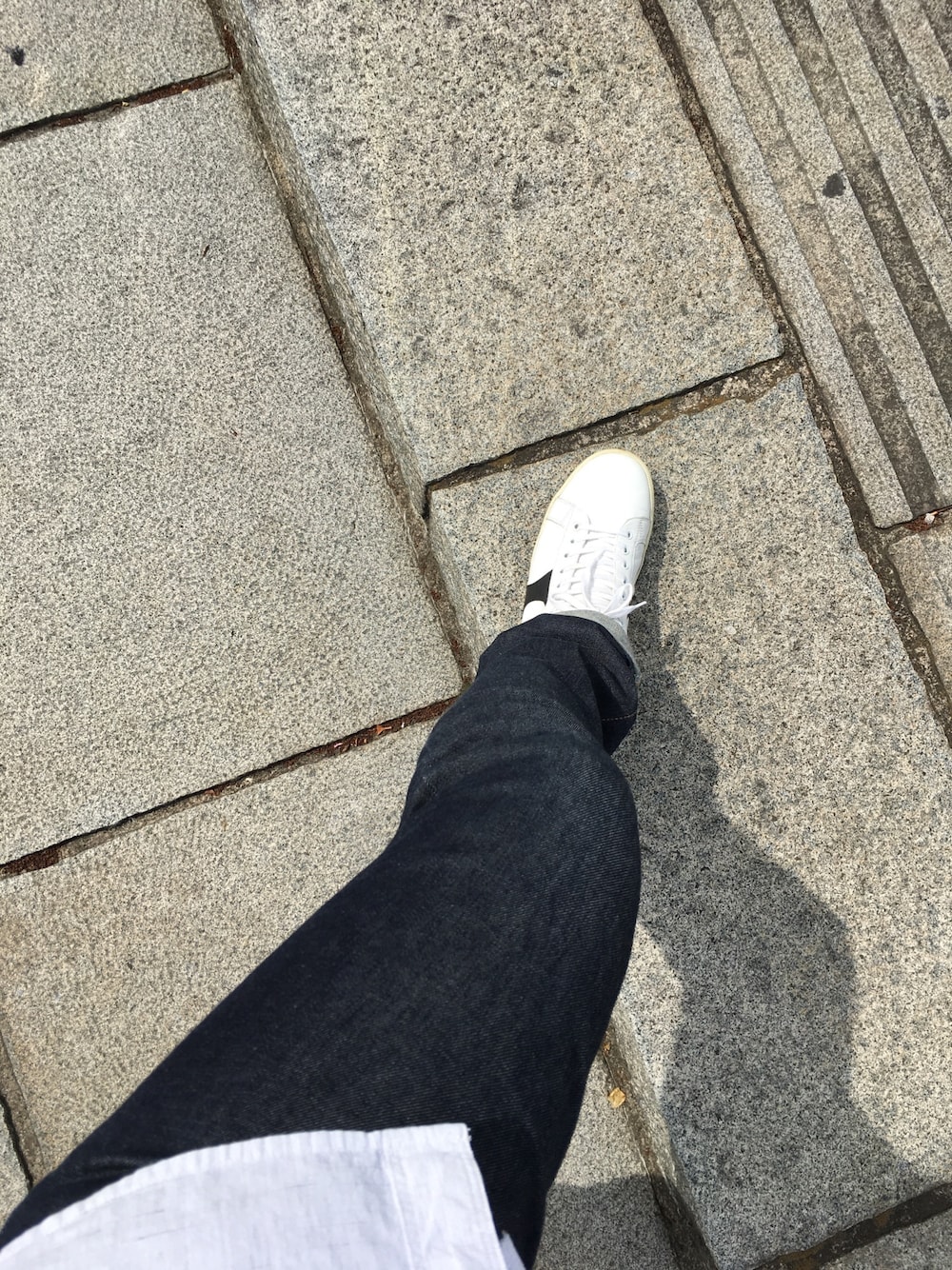 「シンプルコーデ、きれいめカジュアル、スニーカー、オトナカジュアル、ootd、デニム、Saint Laurent、CELINE、ALLSAINTS　」｜「CELINEのアイテム（スニーカー、ホワイト系）」を使った、reborns2さん（メンズ・178cm）の春コーディネートの1枚目の写真