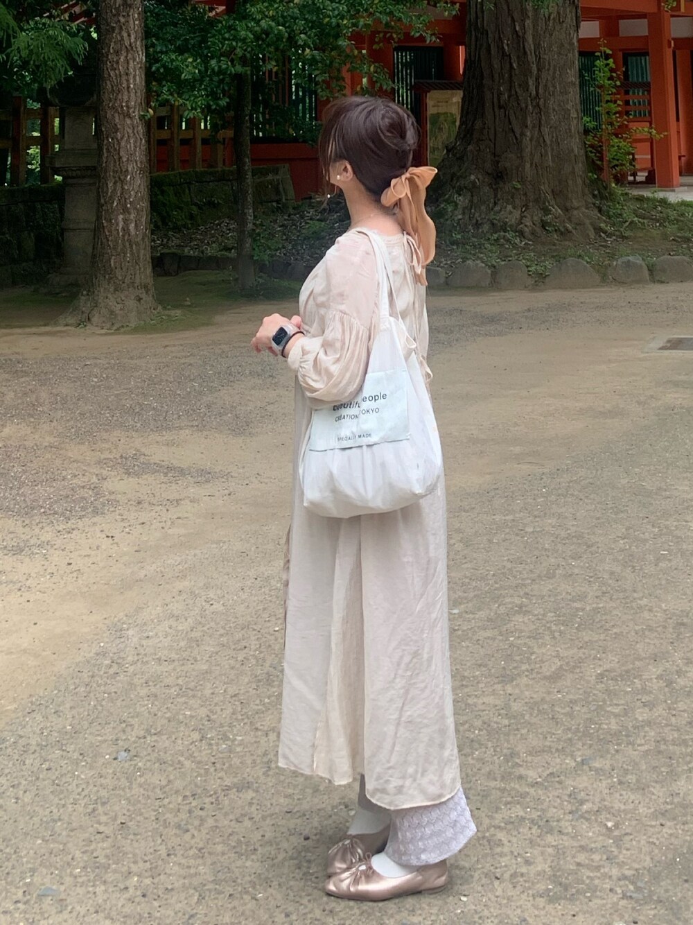 ホワイト系のバッグ、ホワイト系のワンピース/ドレス、ピンク系のパンプスを着用したレディースの春コーディネートの1枚目の写真