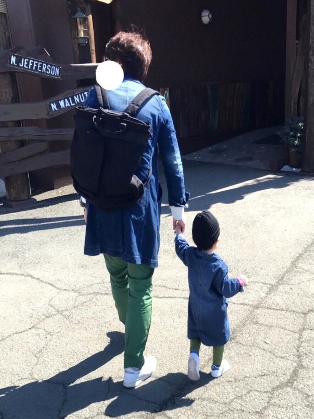 「親子コーデ、親子リンク、デニムチェスター、白スニーカー、カーキパンツ、カジュアル、シンプル、スタンスミス、1歳、おとこのこ」｜「FREAK'S STOREのアイテム（バックパック/リュック、ブラック系）」を使った、あおみちさん（キッズ・80cm）の春コーディネートの1枚目の写真