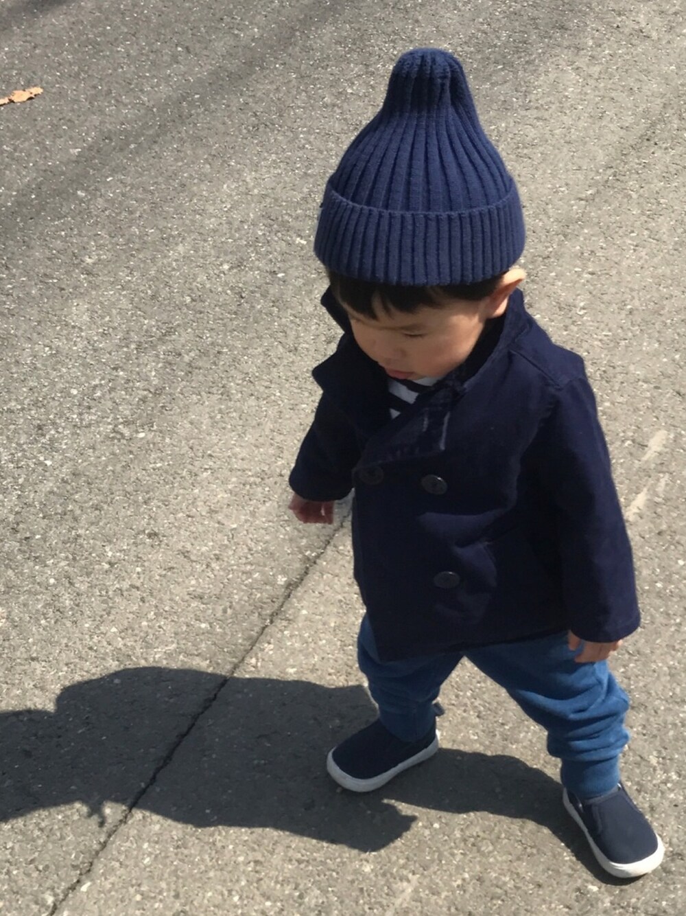 「ネイビー、1歳、おとこのこ、ピーコート、ニット帽、ジョガーパンツ、ミッキー、シンプルコーデ、スリッポン」｜「しまむらのアイテム（ニットキャップ/ビーニー、ブルー系）」を使った、あおみちさん（キッズ・80cm）の春コーディネートの1枚目の写真